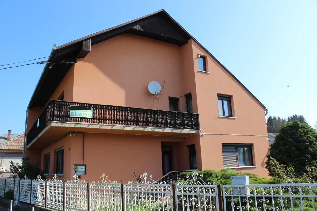 Nagykanizsától 10 percre,Eszteregnyén kínálok eladásra egy többgenerációs családi házat