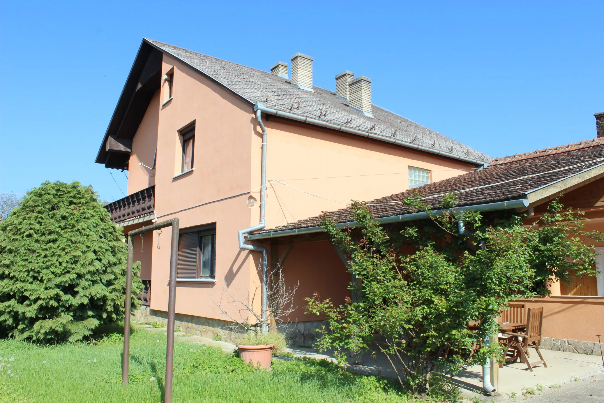 Nagykanizsától 10 percre,Eszteregnyén kínálok eladásra egy többgenerációs családi házat