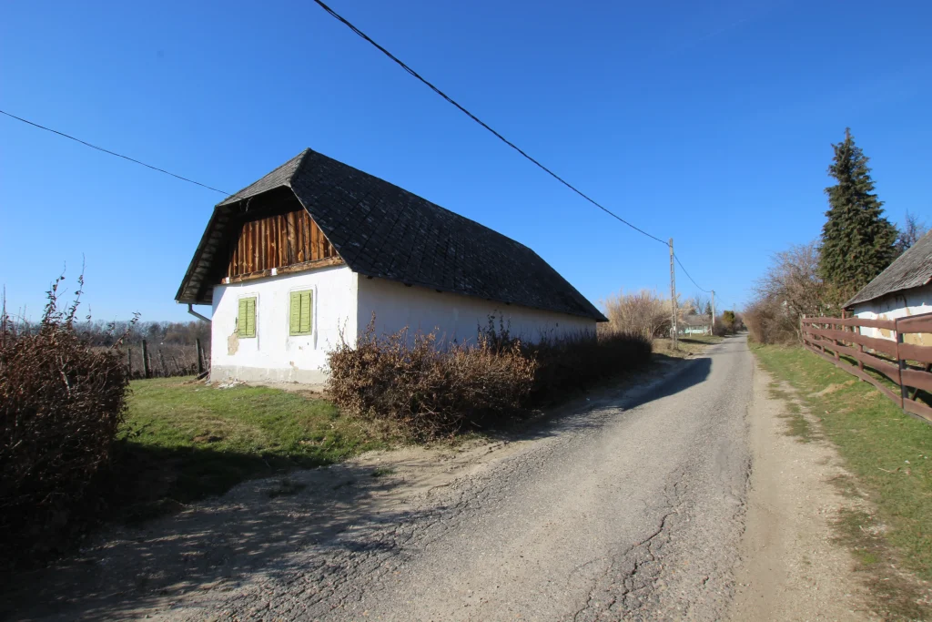 Nagykanizsa közelében, a Cserfőhegyen kínálom eladásra , ezt a hangulatos présházat. Ez a kis nyaraló egy nyugodt, csendes környéken található, ahol a környező dombokra panorámás kilátás nyílik